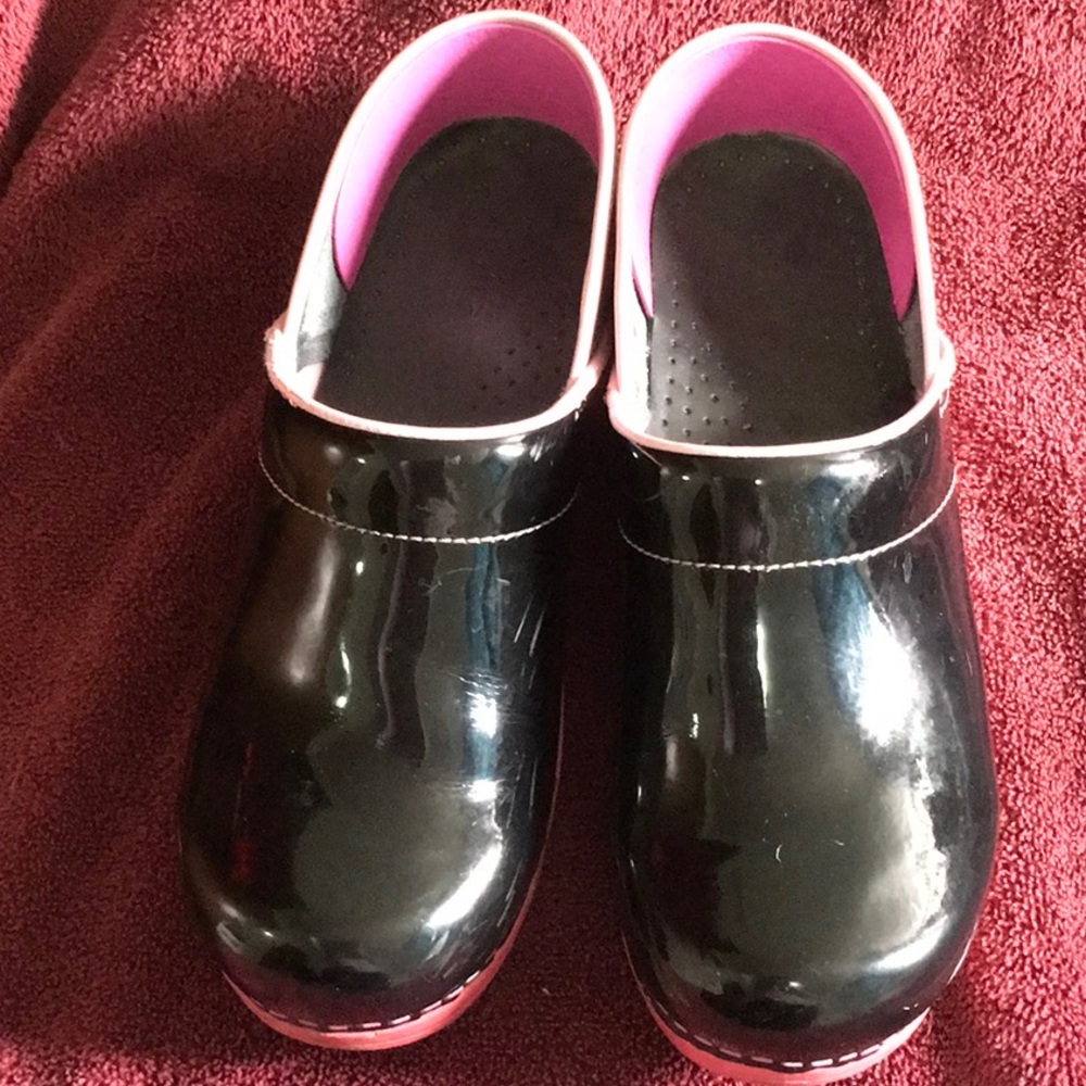 Black and pink Sanitas